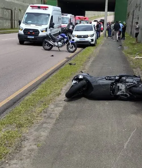 Imagem referente a Jovem morre após ser fechada por veículo e colidir com poste