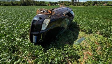 Imagem referente a Homem capota carro em plantação de soja na rodovia PR-491