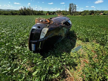 Imagem referente a Homem capota carro em plantação de soja na rodovia PR-491