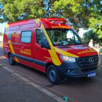 Imagem referente a Após moto derrapar em pedrinhas, jovem sofre queda na Avenida Papagaios e fica ferida