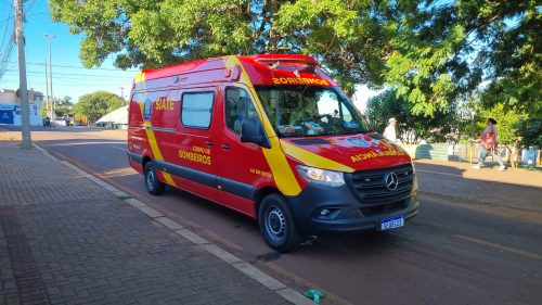 Imagem referente a Após moto derrapar em pedrinhas, jovem sofre queda na Avenida Papagaios e fica ferida