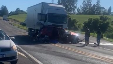 Imagem referente a Óbito e ferimentos graves: Vítimas ficam encarceradas após colisão entre Duster e caminhão na PR-182