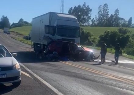 Imagem referente a Óbito e ferimentos graves: Vítimas ficam encarceradas após colisão entre Duster e caminhão na PR-182