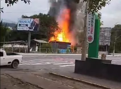 Imagem referente a Casa de suspeito de explosões no STF é consumida pelo fogo