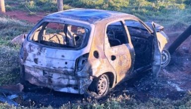 Imagem referente a Casal fica ferido após grave acidente envolvendo carro que pegou fogo na PR-472, em Goioerê