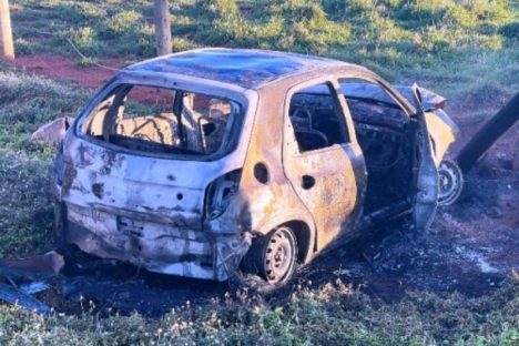 Imagem referente a Casal fica ferido após grave acidente envolvendo carro que pegou fogo na PR-472, em Goioerê