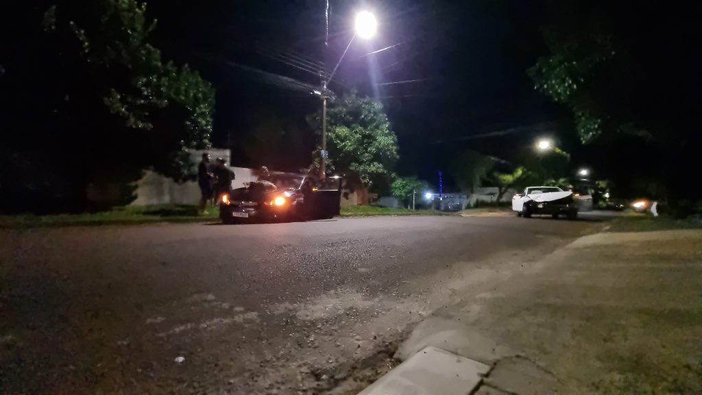 Forte batida entre carros é registrada no Bairro Floresta