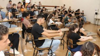 Vestibular 2025 da UEL reuniu milhares de jovens no domingo; provas seguem nesta segunda