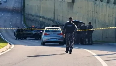 Imagem referente a Perseguição e troca de tiros: dois suspeitos em carro roubado são mortos pela PM