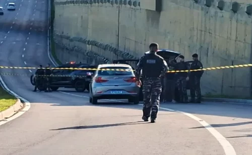 Imagem referente a Perseguição e troca de tiros: dois suspeitos em carro roubado são mortos pela PM