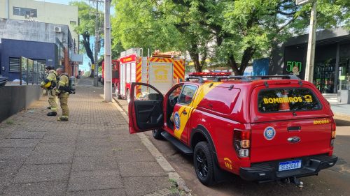 Imagem referente a Bombeiros combatem incêndio em estabelecimento desocupado no Centro