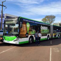 Imagem referente a Ônibus elétrico e utilitário se envolvem em colisão na Avenida Brasil