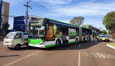 Imagem referente a Ônibus elétrico e utilitário se envolvem em colisão na Avenida Brasil