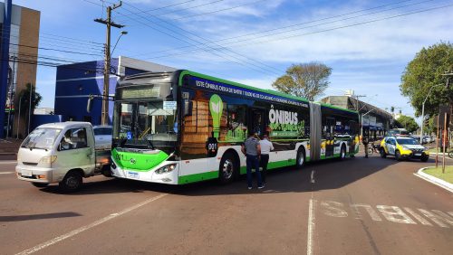 Imagem referente a Ônibus elétrico e utilitário se envolvem em colisão na Avenida Brasil