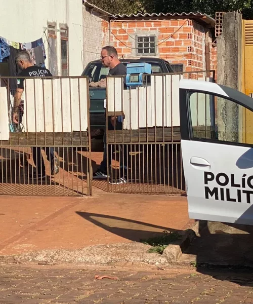 Imagem referente a Tiroteio deixa entregador morto e mulher baleada; Filho da vítima prendeu atirador