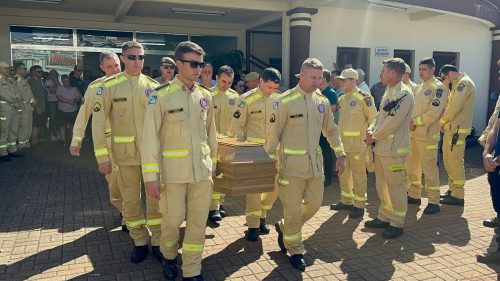 Imagem referente a Sargento do Corpo de Bombeiros é enterrado com honras militares