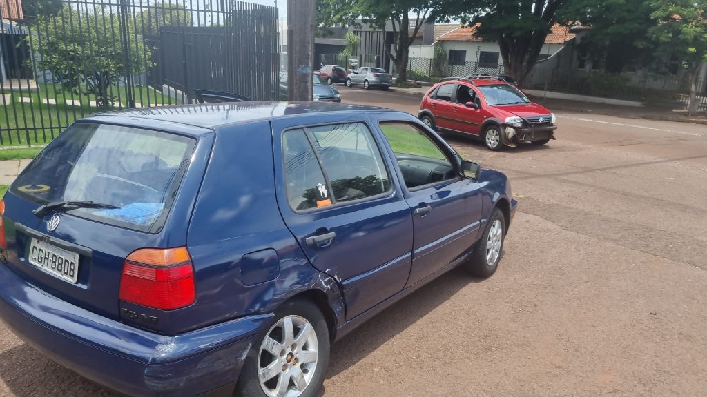 Golf e Citroën C3 se envolvem em acidente no Bairro Country