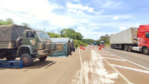 Imagem referente a Furto de pistolas mobiliza Exército e causa bloqueios em rodovias