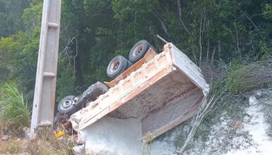 Imagem referente a Caminhão capota e motorista morre preso nas ferragens