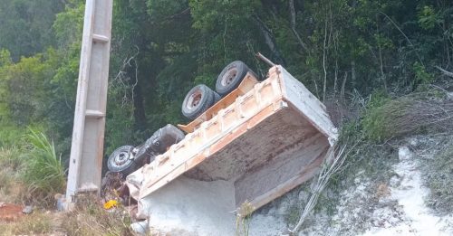 Imagem referente a Caminhão capota e motorista morre preso nas ferragens