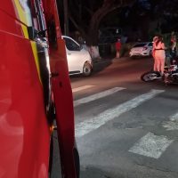 Imagem referente a Motociclista de 29 anos fica ferido em acidente na Rua Rio de Janeiro