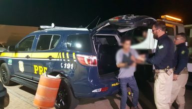 Imagem referente a Fuma fuma fuma: motorista que ia para a praia é preso com maconha na BR-277