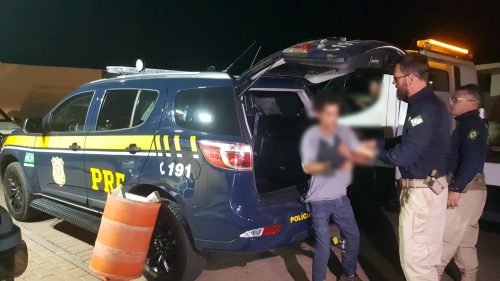 Imagem referente a Fuma fuma fuma: motorista que ia para a praia é preso com maconha na BR-277