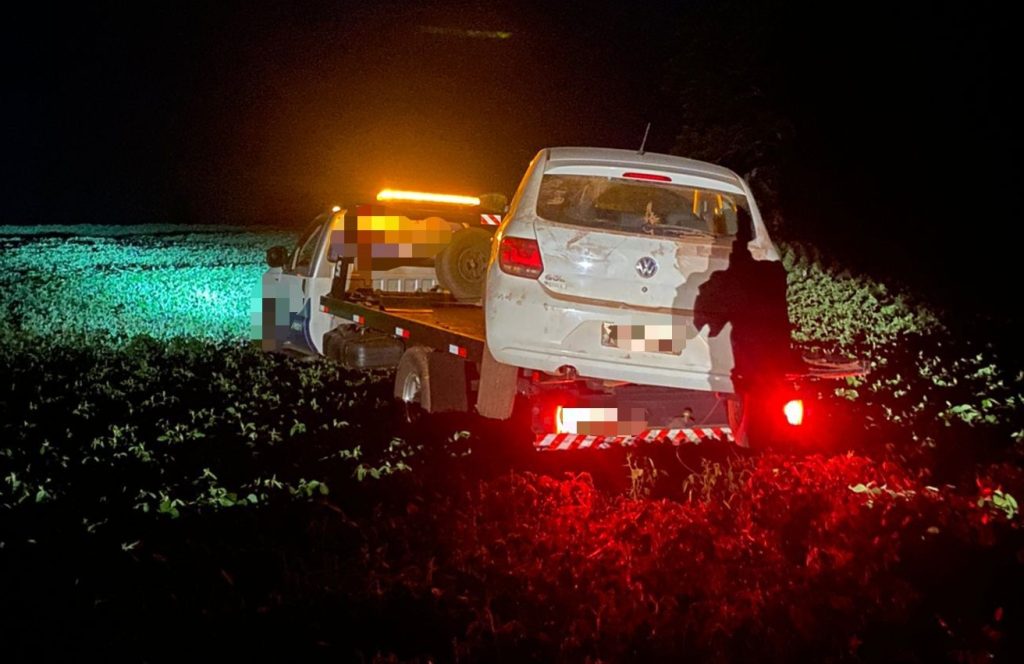 Veículo furtado é encontrado embaixo de mangueira após denúncia anônima