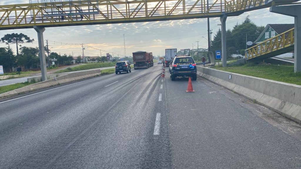 Pedestre é atropelado por caminhão em Campo Largo, próximo a passarela de travessia