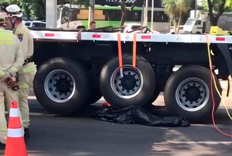 Imagem referente a Motociclista morre após ser atropelado por caminhão