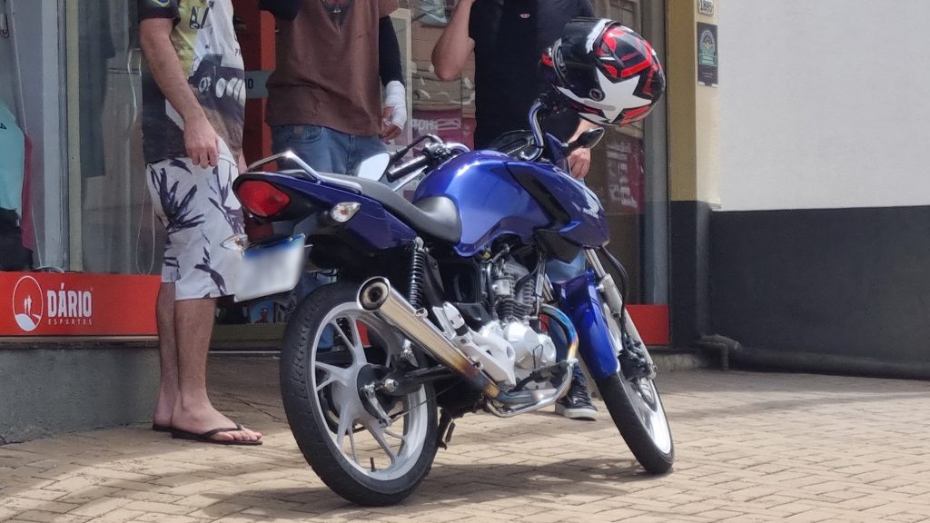 Motociclista é socorrido pelo Siate após acidente de trânsito na Avenida Carlos Gomes