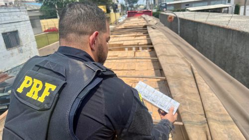 Imagem referente a PRF apreende cerca de 500 mil maços de cigarro de origem estrangeira em Guarapuava