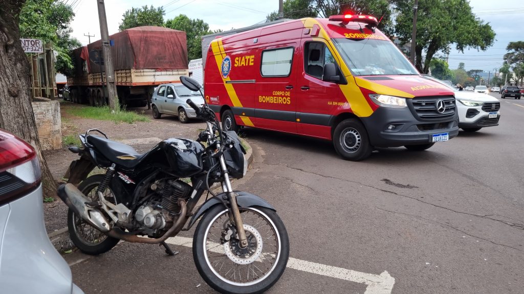 Jovem de 20 anos fica ferido ao cair de moto na Rua Ponta Grossa