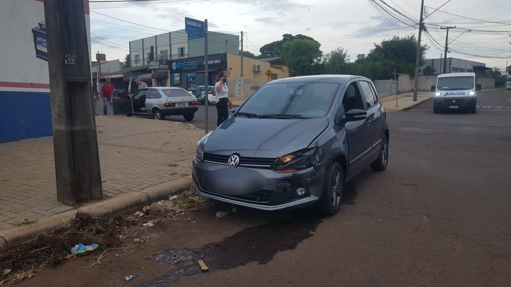 Colisão entre carros é registrada no Bairro Parque São Paulo em Cascavel