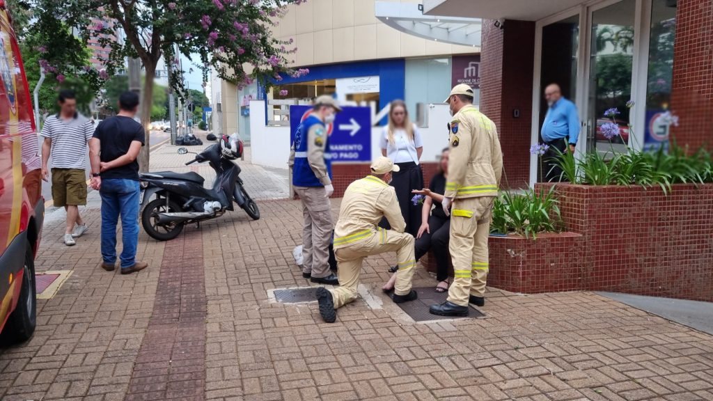 Mulher fica ferida ao cair de moto na Rua Minas Gerais