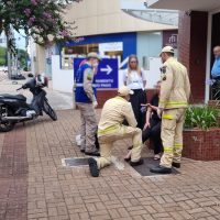 Imagem referente a Mulher fica ferida ao cair de moto na Rua Minas Gerais