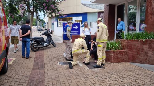 Imagem referente a Mulher fica ferida ao cair de moto na Rua Minas Gerais