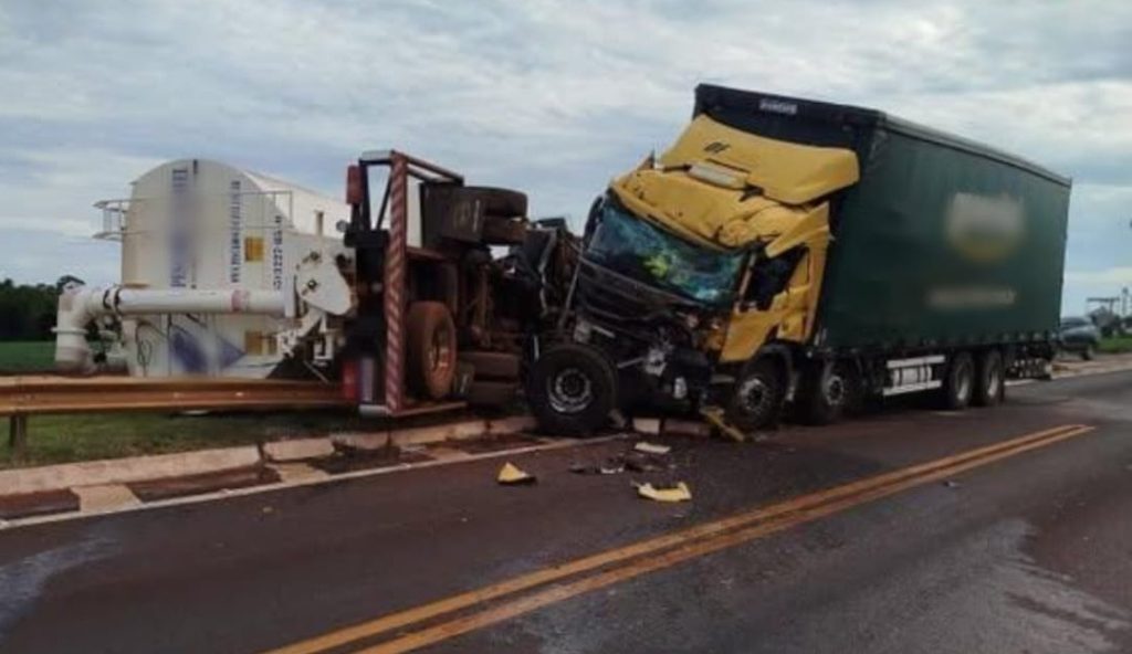 Equipes de resgate atendem grave acidente entre caminhões em Toledo