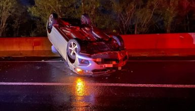 Imagem referente a Carro capota na BR-277 e bombeiros são acionados