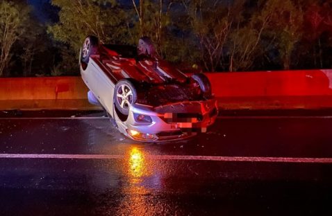 Imagem referente a Carro capota na BR-277 e bombeiros são acionados