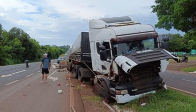 Imagem referente a Acidente na BR-277: Carreta paraguaia atinge caminhão de reciclagem