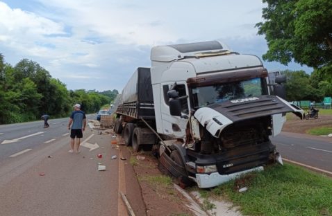 Imagem referente a Acidente na BR-277: Carreta paraguaia atinge caminhão de reciclagem