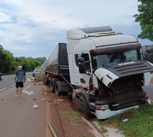 Imagem referente a Acidente na BR-277: Carreta paraguaia atinge caminhão de reciclagem