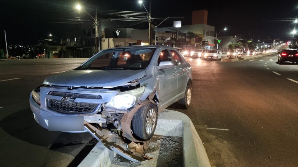 Cobalt fica “trepado” no canteiro na Avenida Carlos Gomes