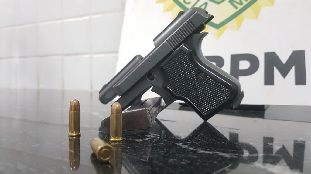 Após disparos de arma de fogo no Riviera, PM apreende pistola e cinco são levados à delegacia