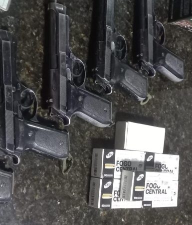 Imagem referente a Indivíduo é preso durante ação policial que culminou na recuperação de 5 pistolas extraviadas do Exército