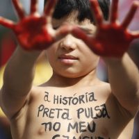 Imagem referente a Centenas marcham no dia da consciência negra na Avenida Paulista