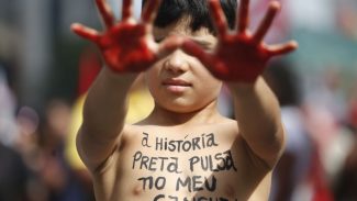 Centenas marcham no dia da consciência negra na Avenida Paulista