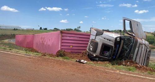 Imagem referente a Assutador: Motorista sai ileso após capotar carreta em trecho crítico da BR-376