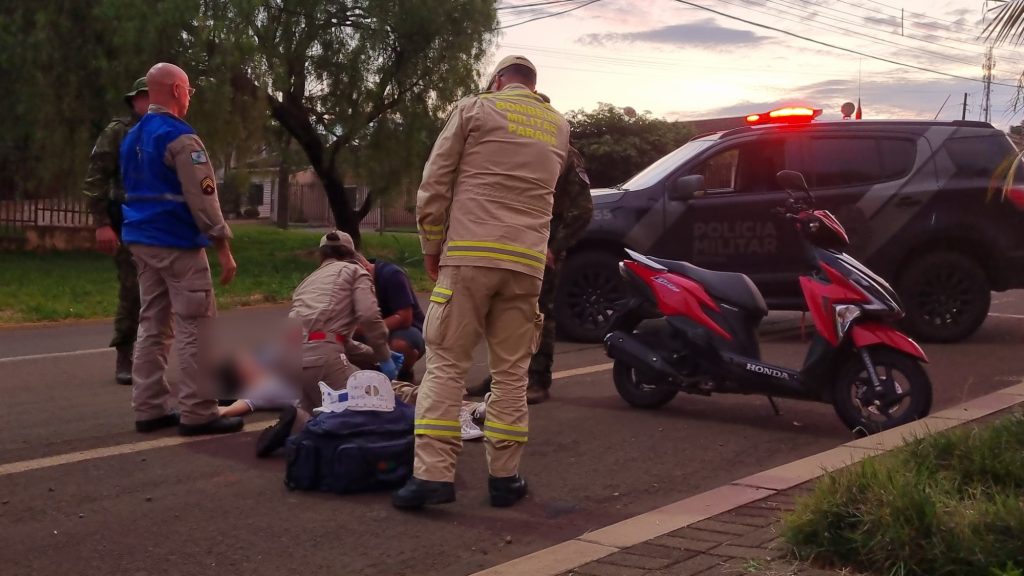 Mulher cai de moto após tentar desviar de cachorro na Região do Lago